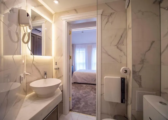 The Moon Boutique 3*