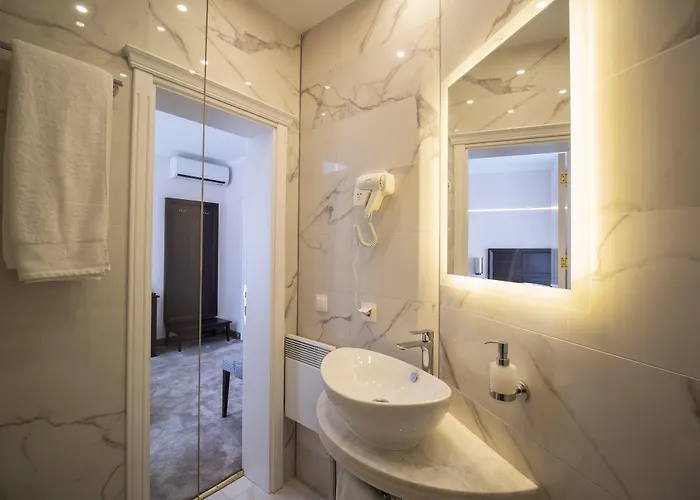 The Moon Boutique 3*