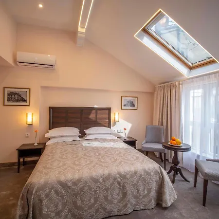 The Moon Boutique 3*